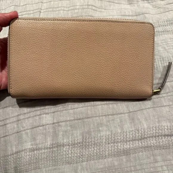 Tory Burch Beige Pebbled Leather Wallet with Gold Logo - Picture 8 of 15